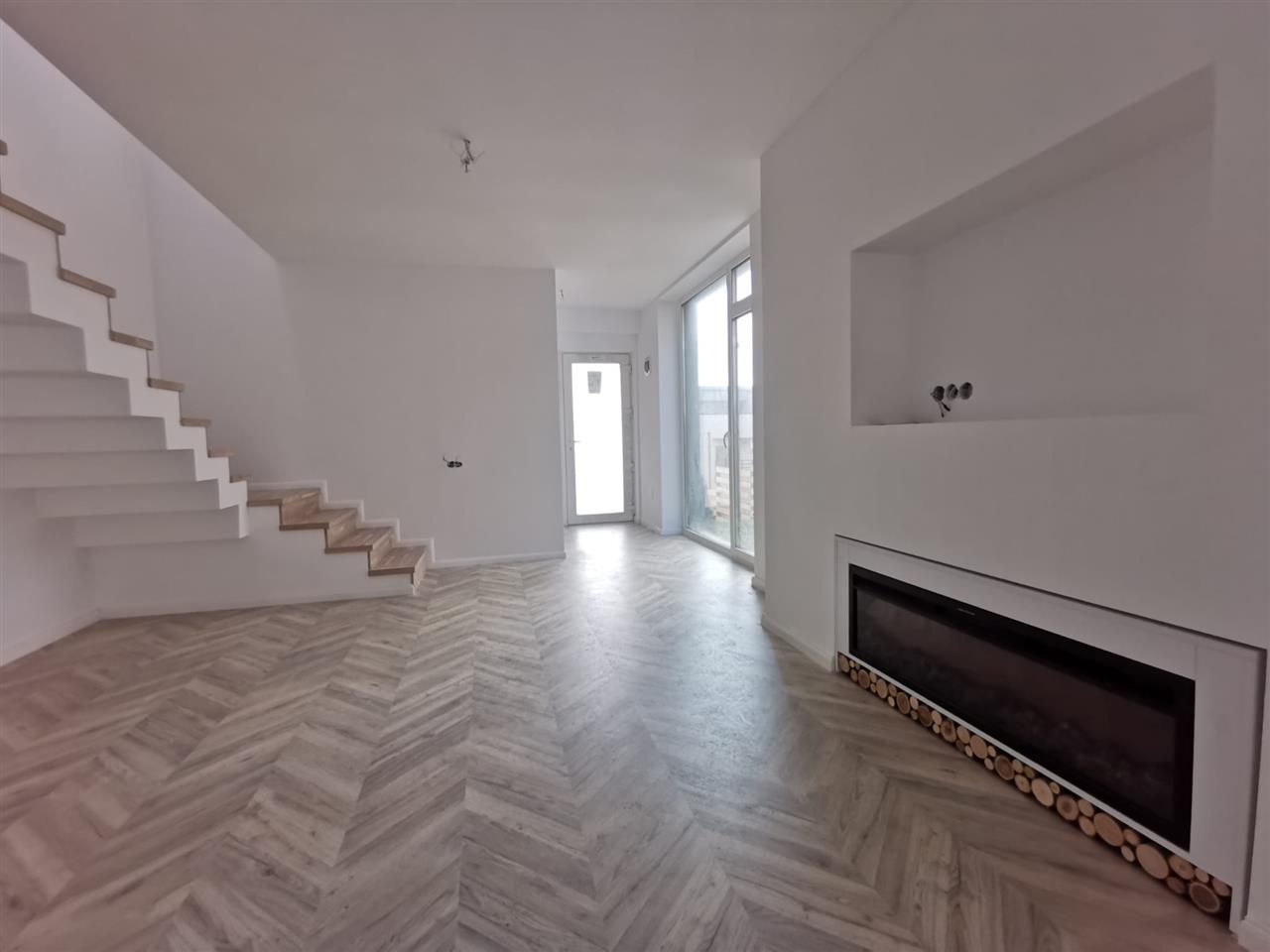 Vanzare Casa Duplex 135mp utili 280 teren Finisata  zona Voronet